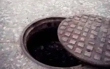 منهل مكسور في نفق الخامس يبطئ