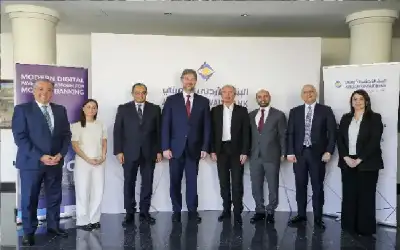 بالفيديو: سائق يؤثر حياة الآخرين على