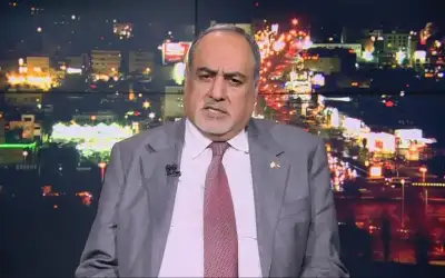 الذهب يتراجع لكنه يتجه لتسجيل مكاسب