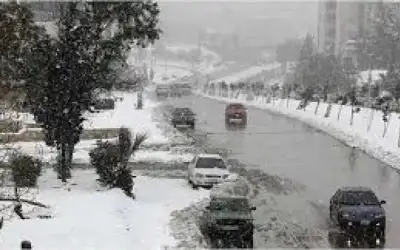 إنقاذ شخص والبحث عن آخر عالق