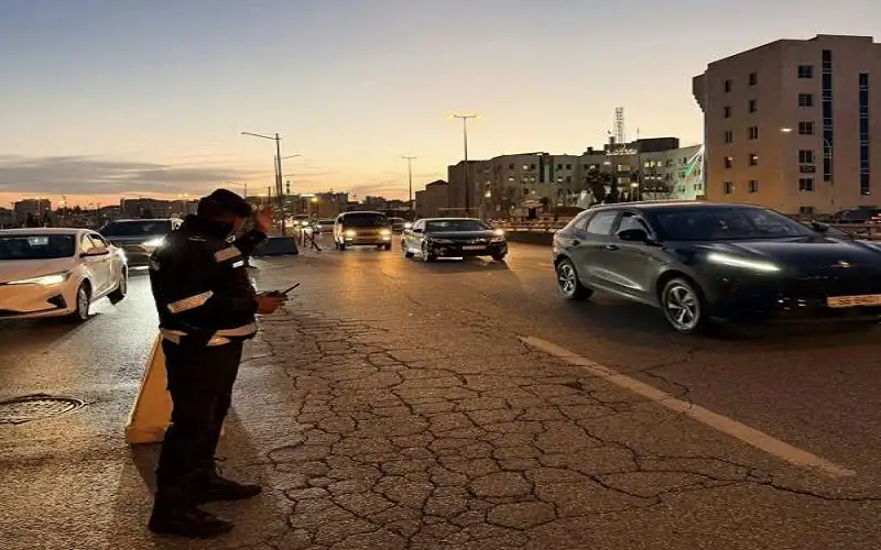 انقلاب مركبة وتعطل اثنتين وإشارة ضوئية