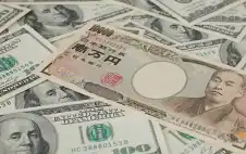 الدولار يتراجع والين يحافظ على مكاسبه