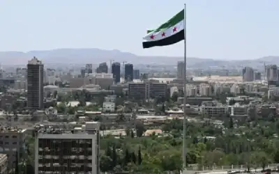 انقلاب مركبة وتعطل اثنتين وإشارة ضوئية