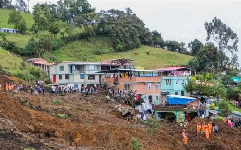 أمطار استثنائية تودي بحياة 13 شخصا