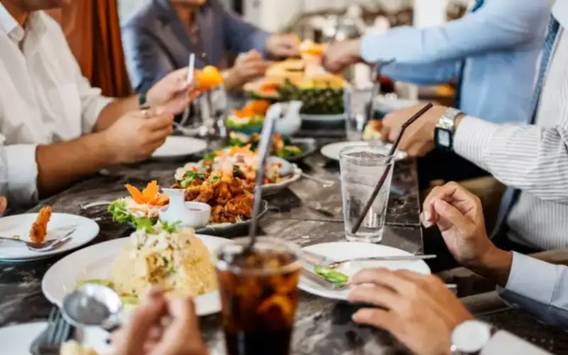 هل هناك توقيت مثالي لوجبة الغذاء؟