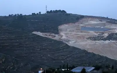 فنان ايطالي يقدم وصلة موسيقية أثناء