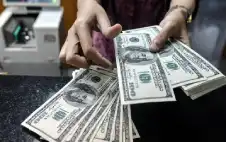 الدولار تحت ضغط مع ارتفاع الين