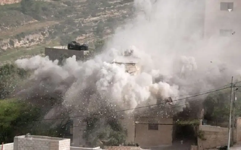 جيش الاحتلال يفجر مكتبا لحركة فتح