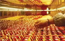 عقود الذهب والفضة تعزز مكاسبها