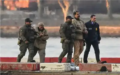 الحويان يستقبلون المهنئين بتعيين ابنهم الدكتور