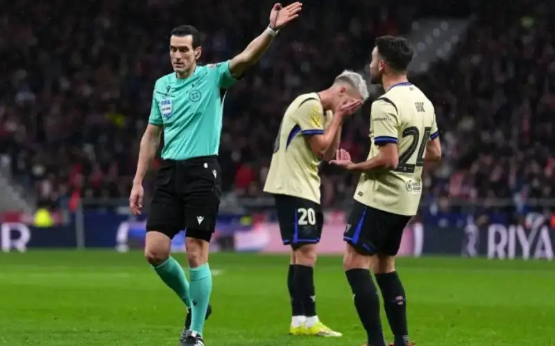 برشلونة يصعد ويتهم التحكيم الإسباني بـ