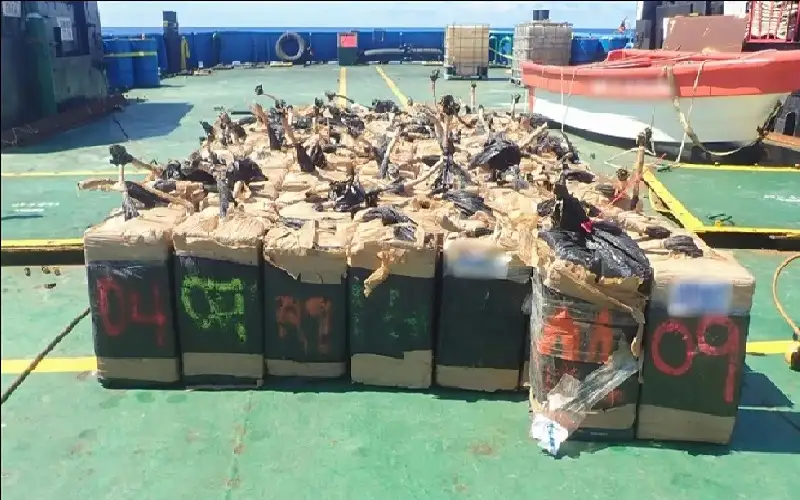 البحرية الفرنسية تضبط 2.4 طن كوكايين