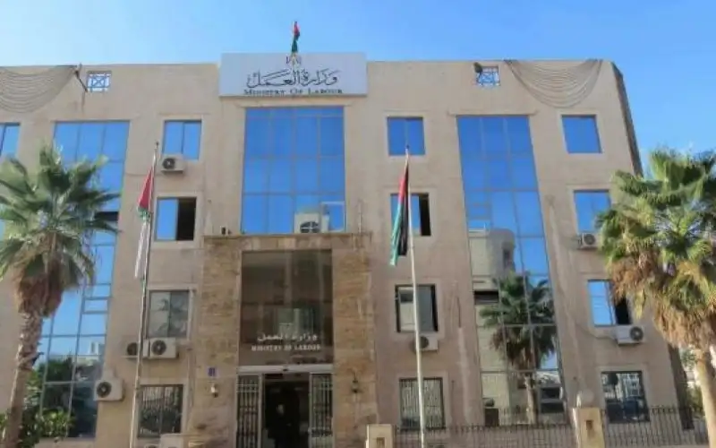 الحكومة تعيد تنظيم وزارة العمل وتنقل
