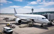 مسافر يصعد إلى طائرة خاطئة ويهبط