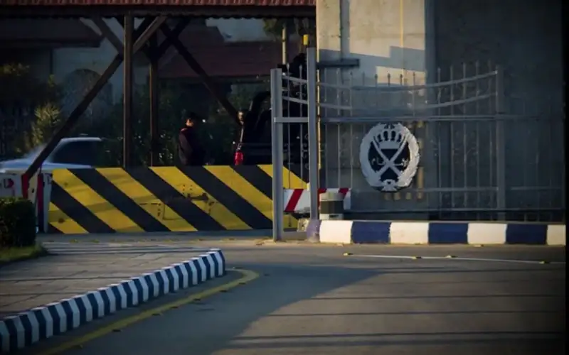 حدث يقتل شقيقه بأداة حادة بالمزار