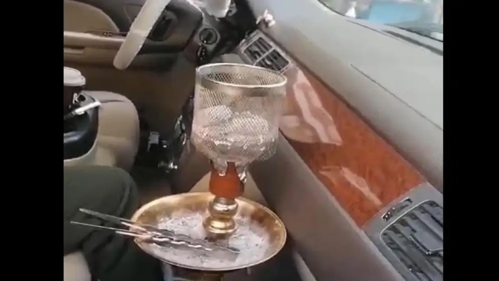 إدارة السير تضبط سائق مركبة يدخن