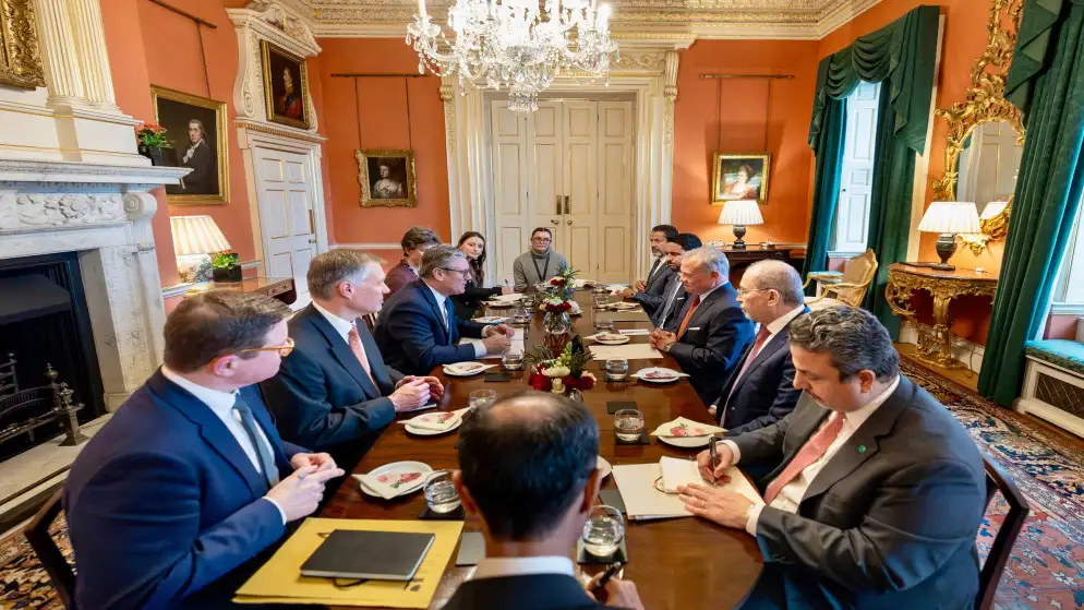 الملك يؤكد لستارمر موقف الأردن الرافض