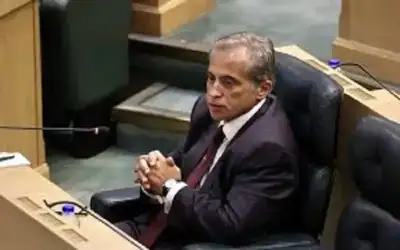 يحدث في البرازيل.. شرطي يضرب لاعبا