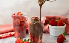 الوجه المظلم لترند الفراولة بالشوكولا.. طبيبة