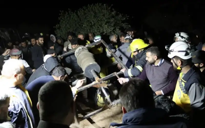 الدفاع المدني السوري يستنفر لإنقاذ طفل