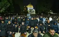 60 ألف مصل يؤدون العشاء والتراويح