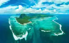 فردوس وسط المحيط.. ماذا تخفي أمريكا