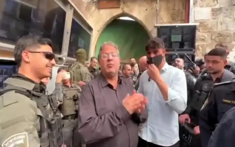 بن غفير يقتحم محيط المسجد الأقصى