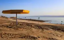 بدء تطوير شاطئ اstrongلبstrongحر الميت السياحي