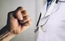 نقيب الأطباء يكشف عدد الاعتداءات على