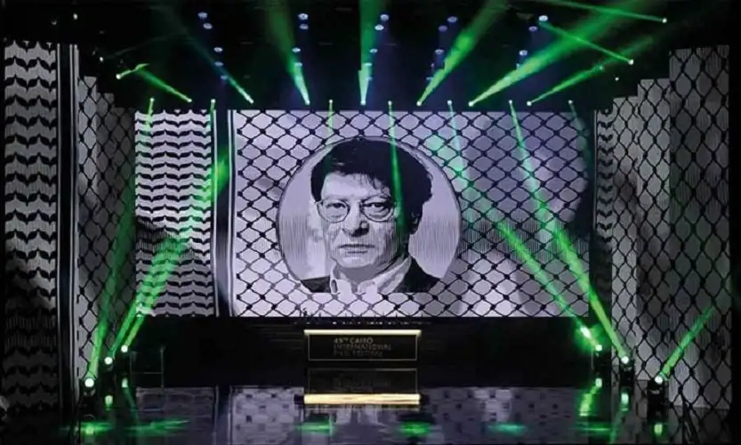 محمود درويش في الأسلوب المتأخر: حظ