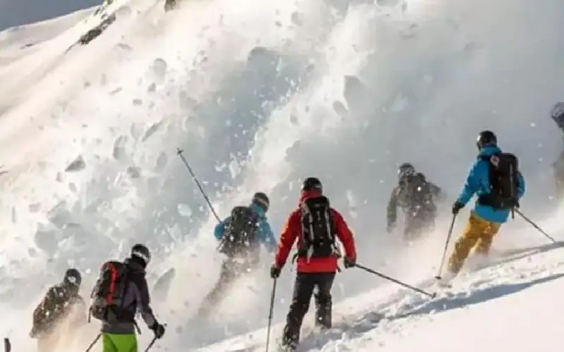 انتشال جثث 9 متزلجين بعد 4