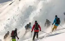 انتشال جثث 9 متزلجين بعد 4