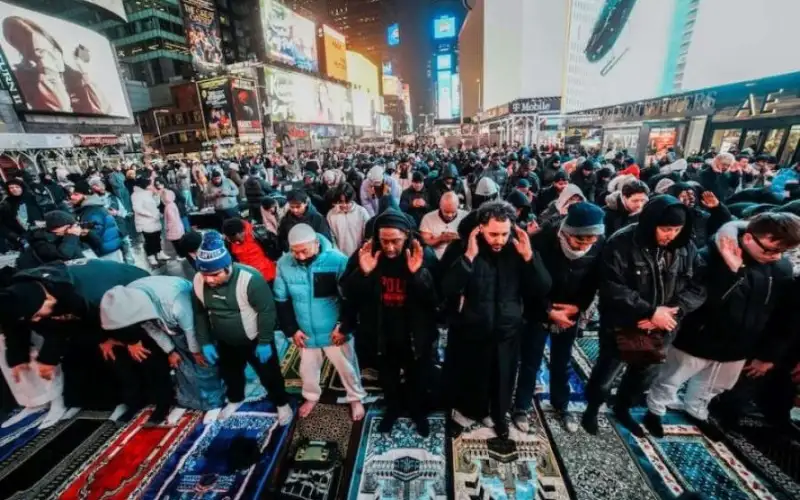 إفطار وصلاة تراويح في ساحة تايمز