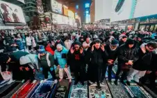 إفطار وصلاة تراويح في ساحة تايمز