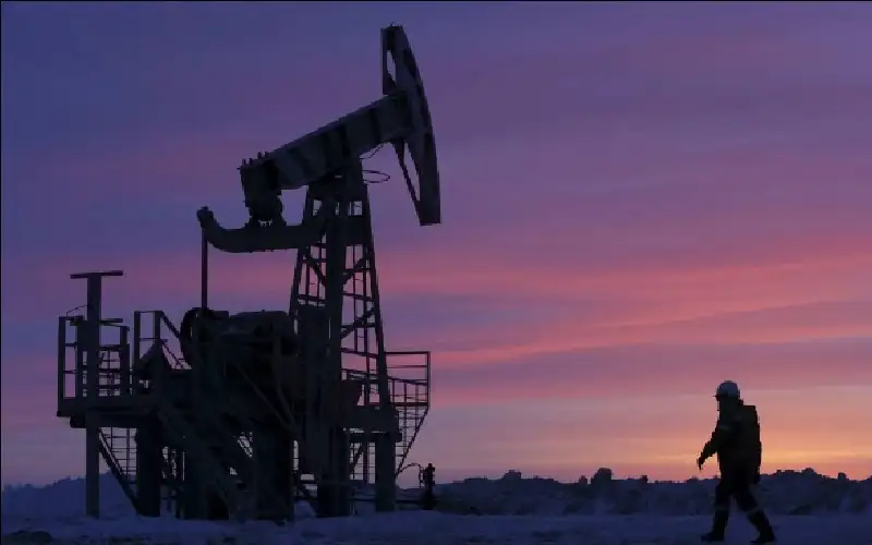 أسعار النفط تحوم دون أعلى مستوى