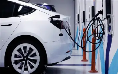 مال ـ انهيار مبيعات البنزين.. كيف أعادت السيارات