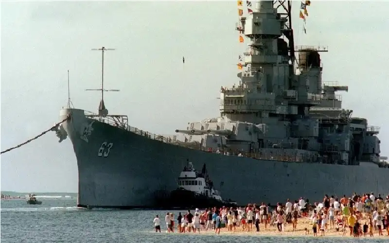 8 سفن حربية أمريكية تتحول إلى