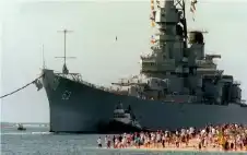 8 سفن حربية أمريكية تتحول إلى