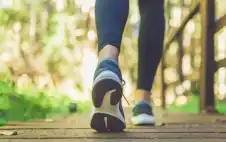 عدد الخطوات المشي الstrongيوميةstrong الكافية للحماية