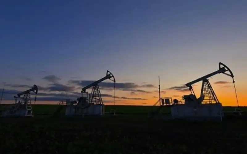 النفط يلامس ذروة 7 أشهر مع