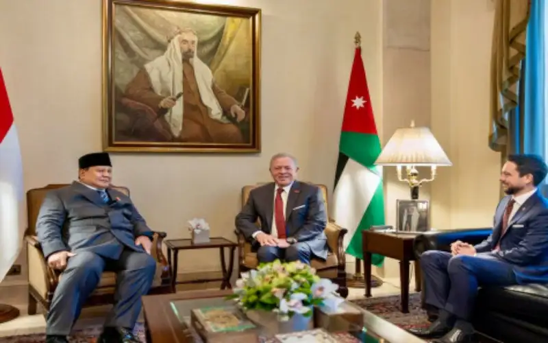 الملك يؤكد للرئيس الإندونيسي أهمية الحوار