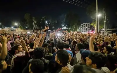 لم يجرؤ على فتح فمه والرد