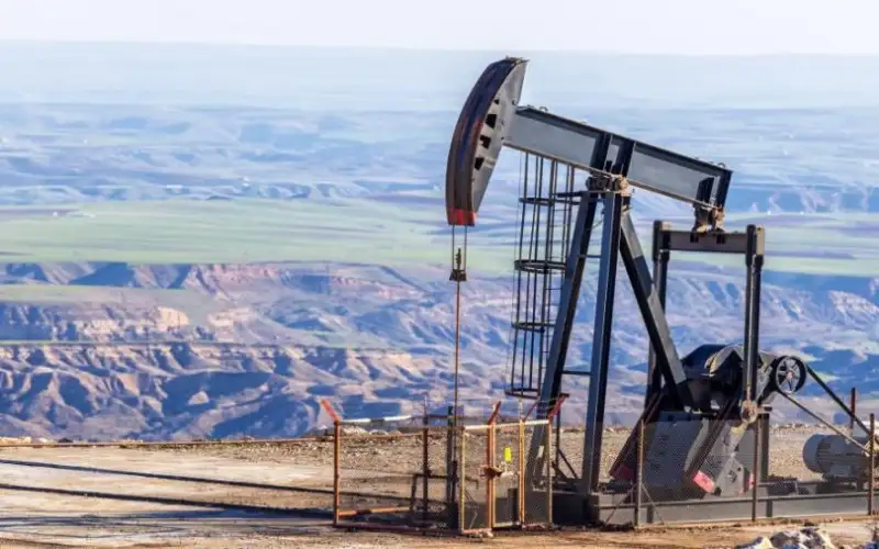 النفط يتراجع 1% مع زيادة المخزونات