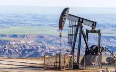 النفط يتراجع 1% مع strongزيstrongادة المخزونات