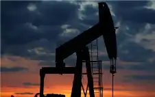 النفط يهبط بعد تمديد المحادثات بين