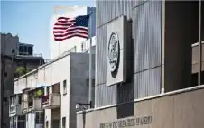 أمريكا تطstrongلبstrong من موظفي سفارتها مغادرة