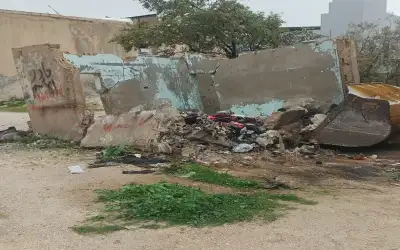 بلدية إربد تزيل بناء مهجورا يشكل