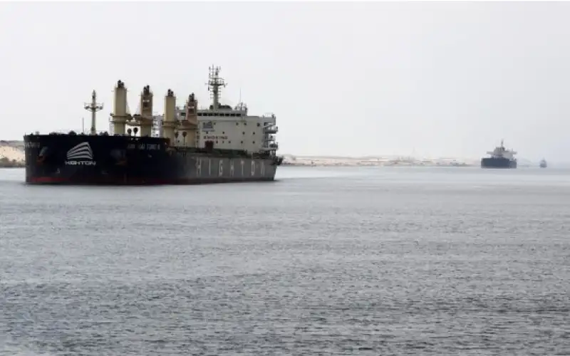 تعليق الرحلات عبر قناة السويس ومضيق