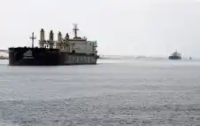 تعليق الرحلات عبر قناة السويس ومضيق