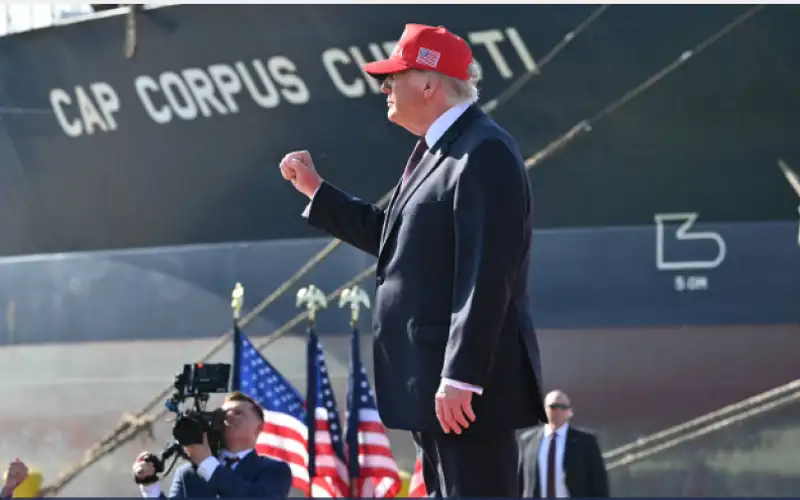 ترمب: أغرقنا 9 سفن إيرانية ودمرنا